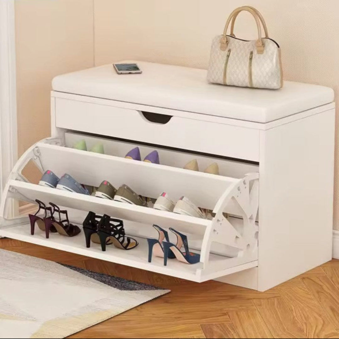 Compartiments de rangement visibles sous l’assise du banc rangement chaussures