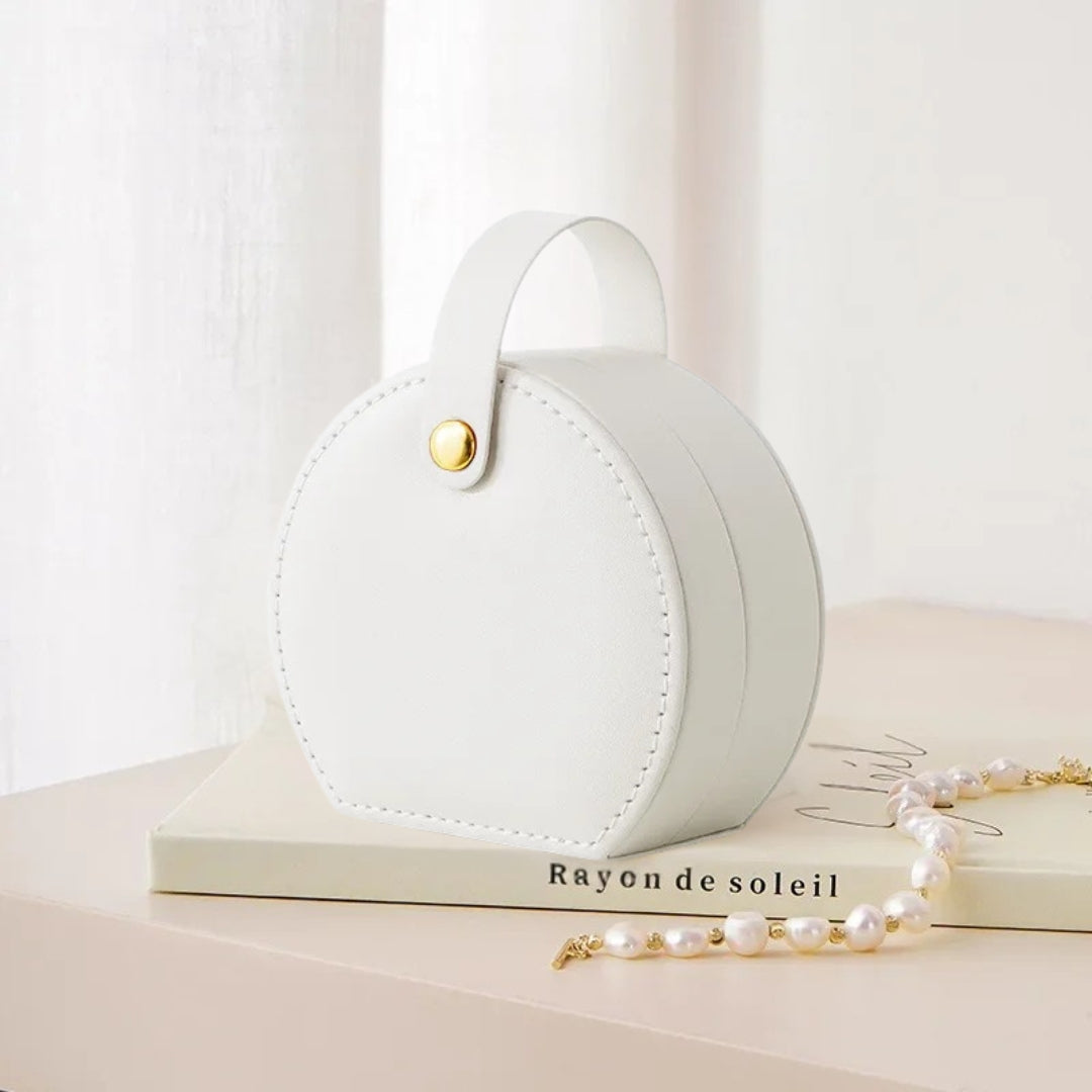 Boite à bijoux blanche minimaliste, ouverte pour révéler ses compartiments organisés