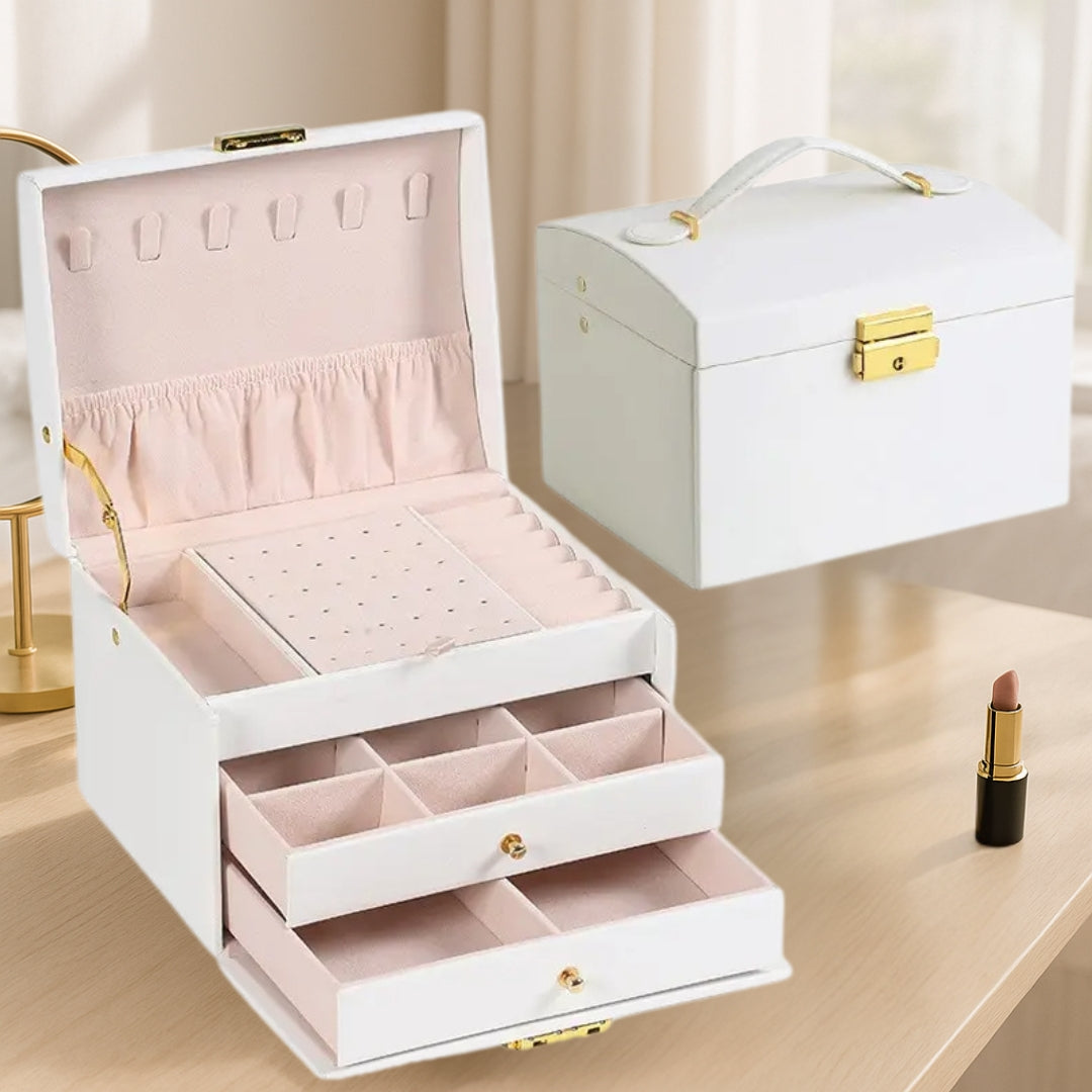 Boite à bijoux blanche au design épuré et moderne, présentée sur une surface marbre avec lumière naturelle et accessoires de beauté autour.
