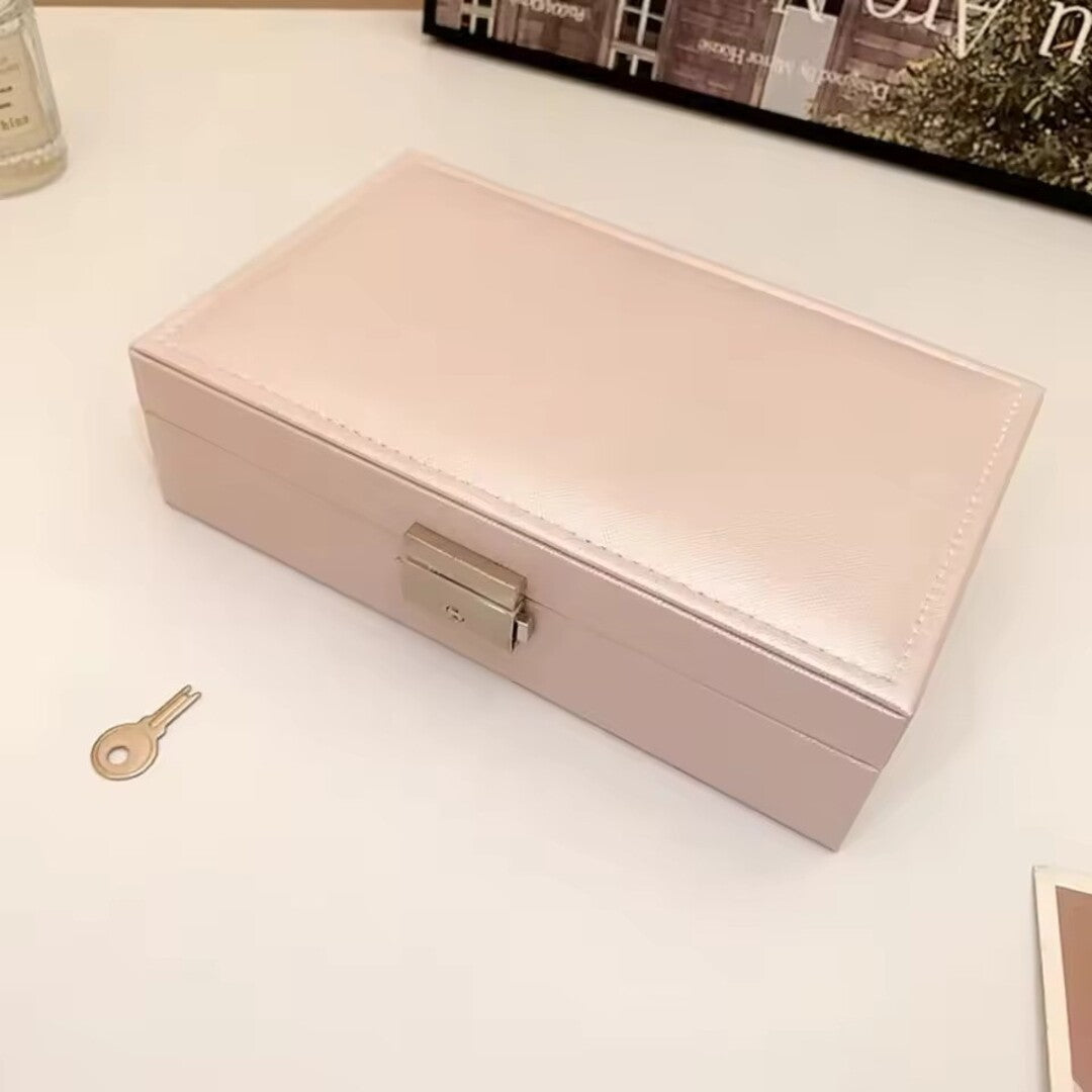 Détail de la doublure douce d’une boite à bijoux haut de gamme