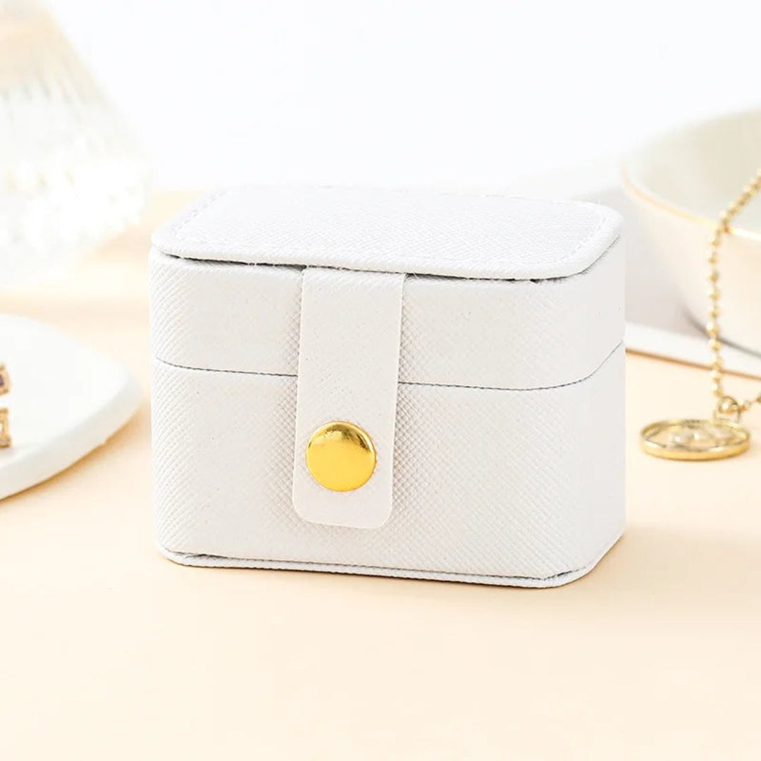 ĂlĂ©gante et pratique, cette boite a bijoux de voyage bagues blanc permet de transporter ses anneaux favoris en toute sĂ©curitĂ© et avec style