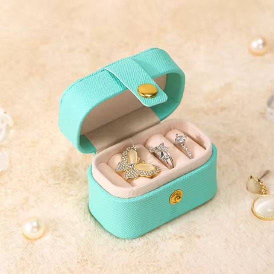 Offrez la boite a bijoux de voyage cadeau un prĂ©sent Ă la fois utile et raffinĂ© pour celles qui aiment garder leurs trĂ©sors Ă portĂ©e de main, mĂȘme en dĂ©placement
