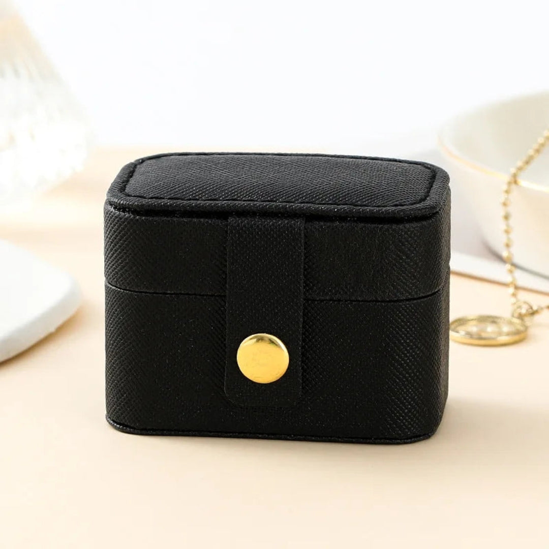 ĂlĂ©gante et pratique, la boite a bijoux de voyage cadeau noir est lâaccessoire parfait pour transporter ses bijoux avec style et sĂ©curitĂ©