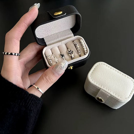 Boite a bijoux de voyage Ă©lĂ©gance parfaite pour transporter vos trĂ©sors avec style et raffinement, oĂč que vous alliez