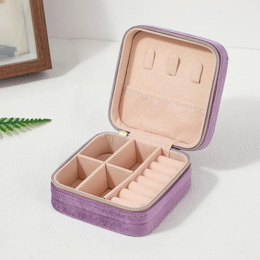 Boite a bijoux de voyage lavande au design doux et féminin idéale pour transporter ses bijoux avec style