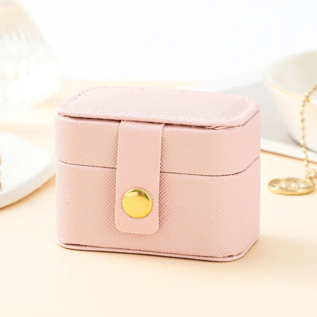 Compacte et féminine, cette boite a bijoux de voyage rose est idéale pour garder ses trésors organisés et à portée de main en déplacement.
