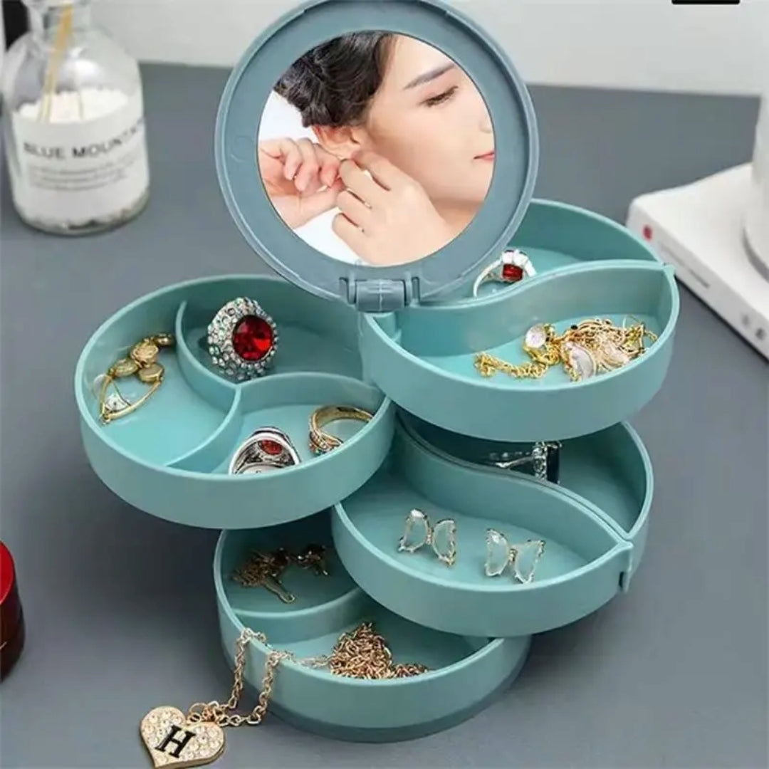 Petite fille heureuse découvrant sa boite a bijoux fille bien rangée, pleine de souvenirs et de bijoux scintillants