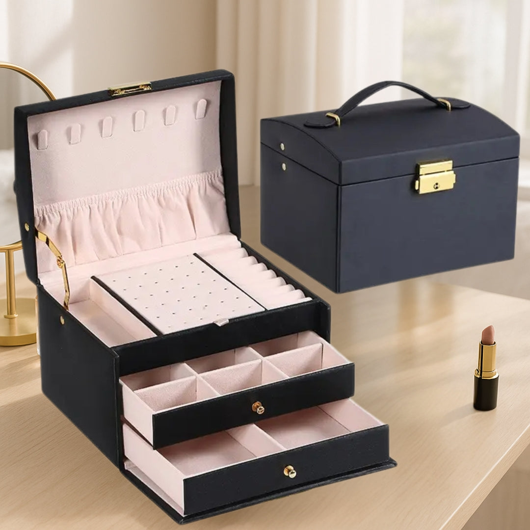 Boite à bijoux noire élégante posée sur une coiffeuse en bois clair, avec intérieur en velours et bijoux bien organisés dans les compartiments.