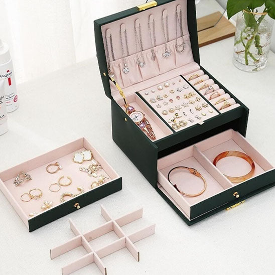 Boite à bijoux avec compartiments multiples pour organiser colliers, bagues et boucles d'oreilles sans désordre.