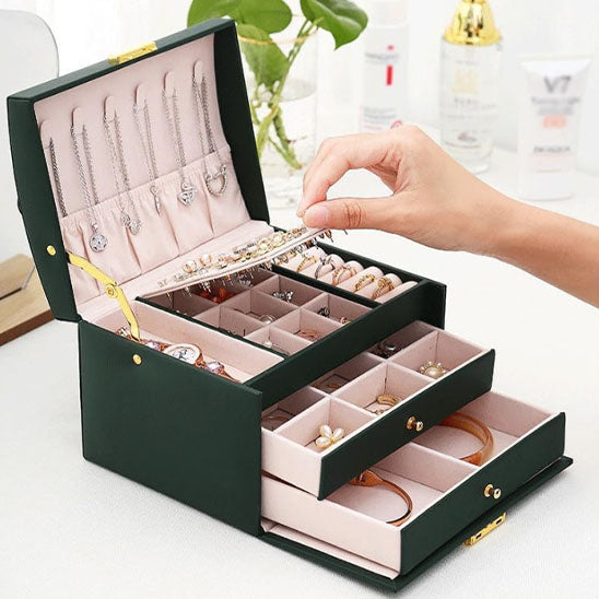 Boite à bijoux compacte avec poignée robuste, idéale à emporter en voyage ou au quotidien.
