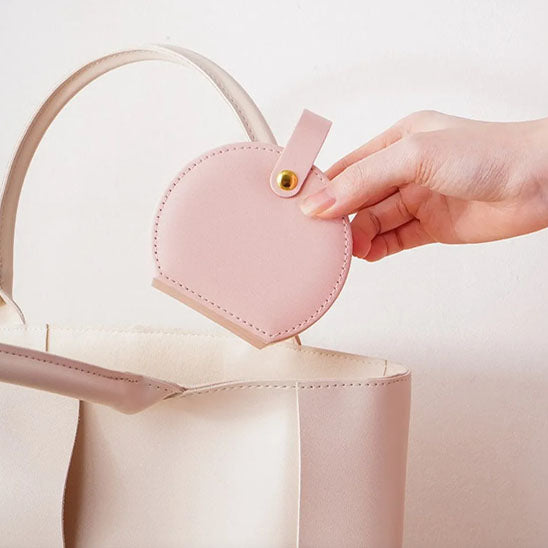 Image d'une boite à bijoux glissée dans un sac à main pendant un voyage