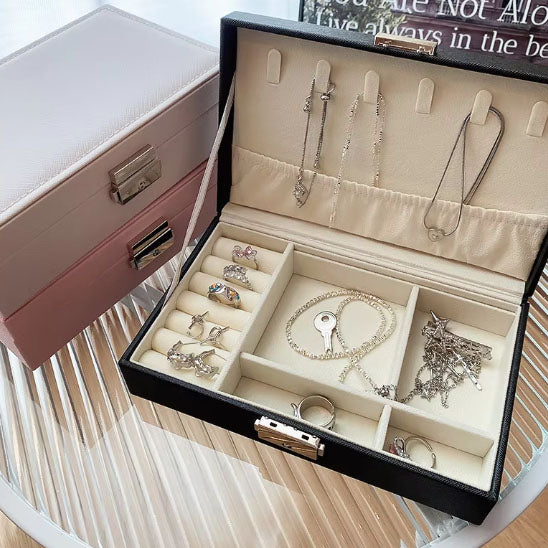 boite à bijoux de voyage posée dans une valise ouverte
