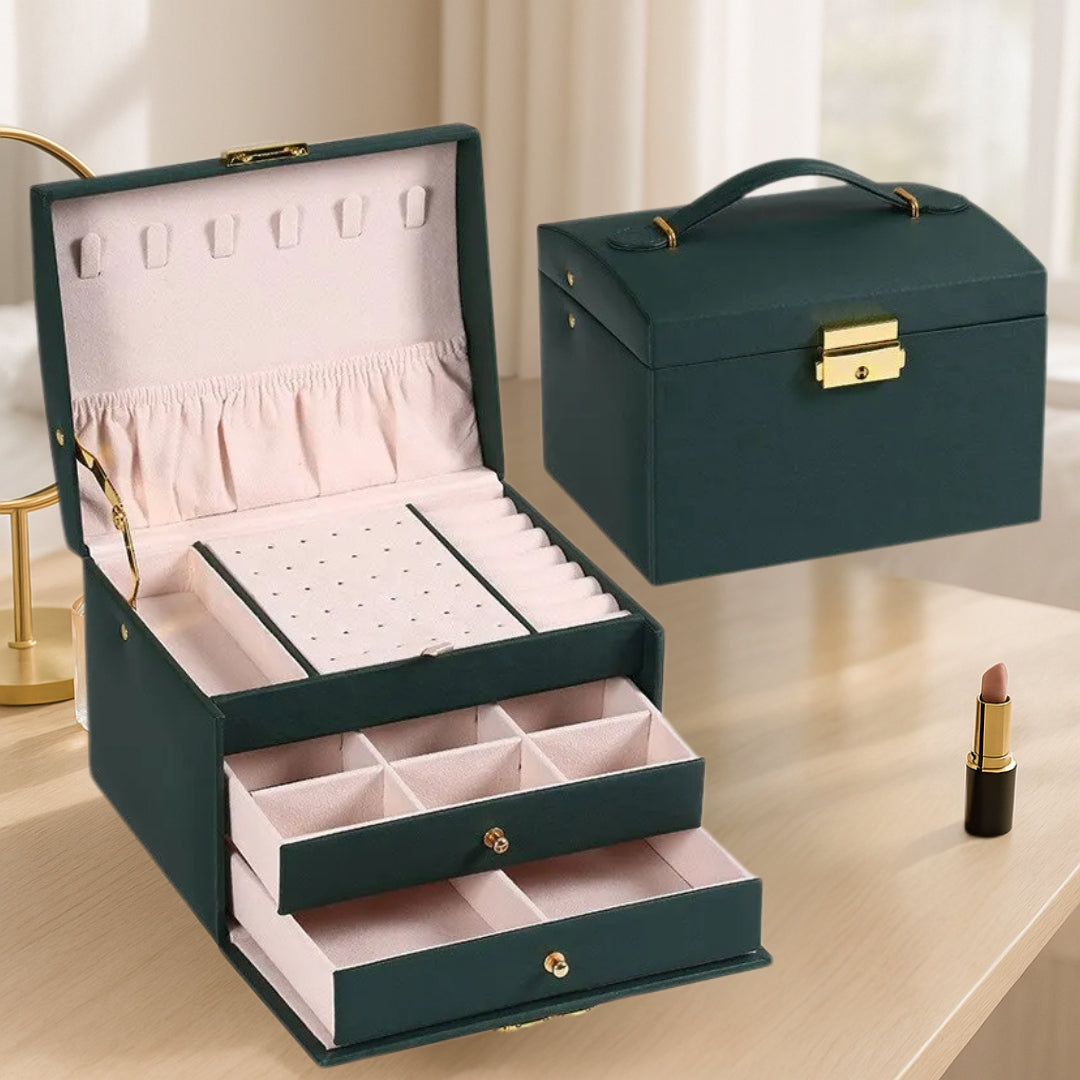 Boite à bijoux verte élégante et originale, ouverte pour révéler des bijoux bien rangés dans un intérieur en velours, mise en scène dans un décor naturel et chic.