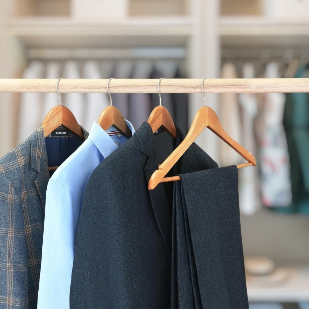 Cintres en bois alignés dans un dressing moderne et élégant