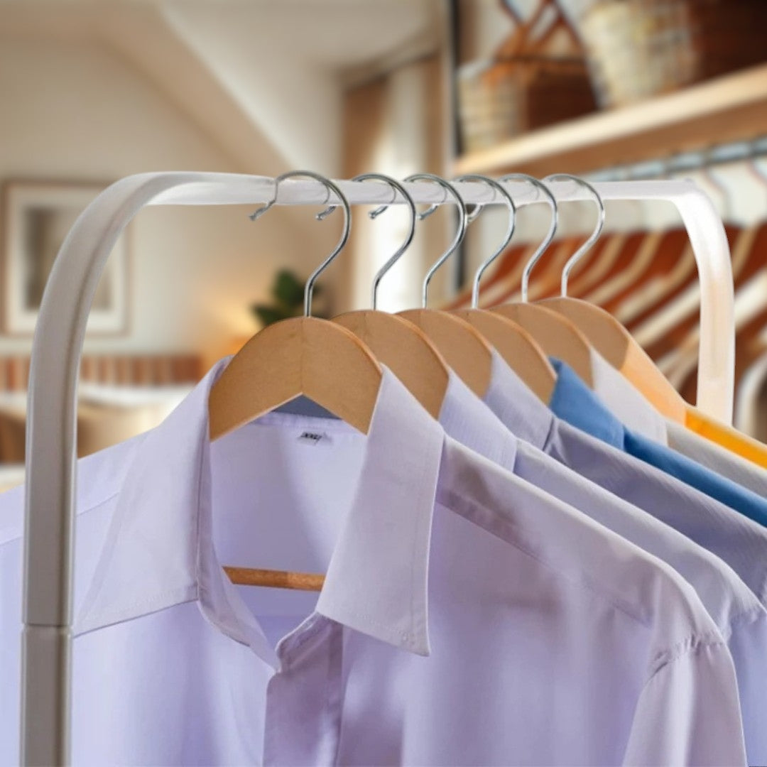Cintre en bois robuste tenant un manteau lourd sans se déformer