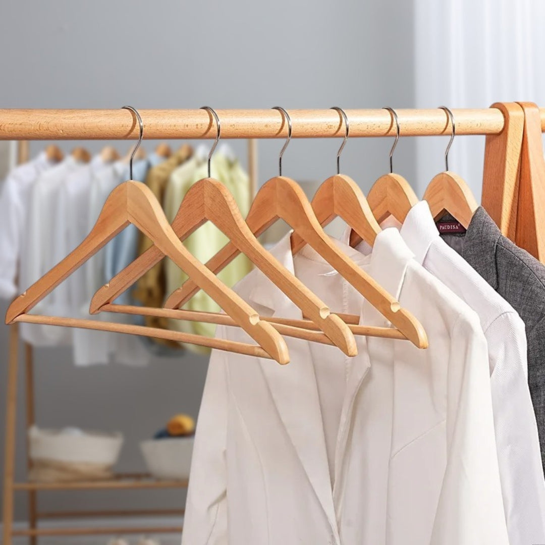 Placard bien organisé grâce à des cintres en bois fins et fonctionnels