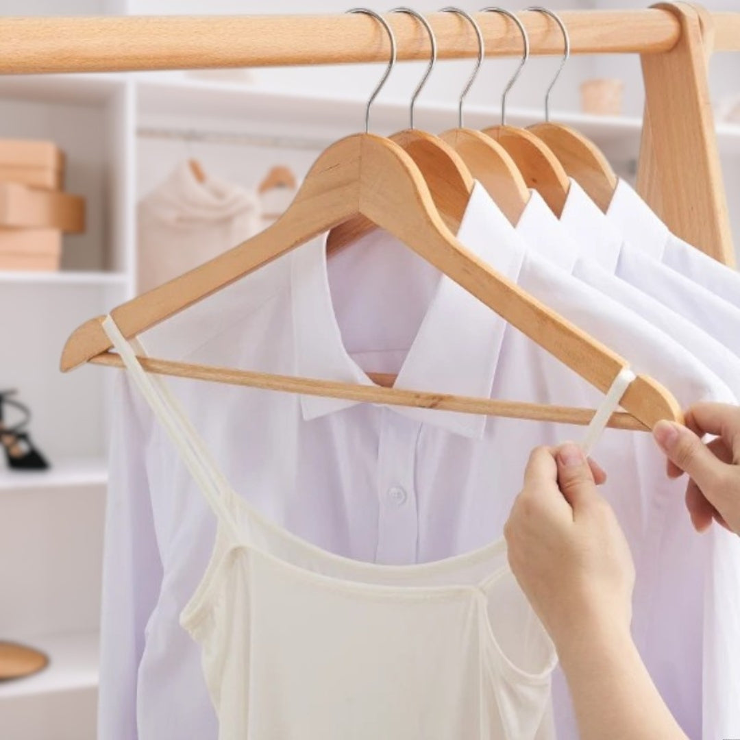 Cintre en bois soutenant une chemise sans plis ni marques
