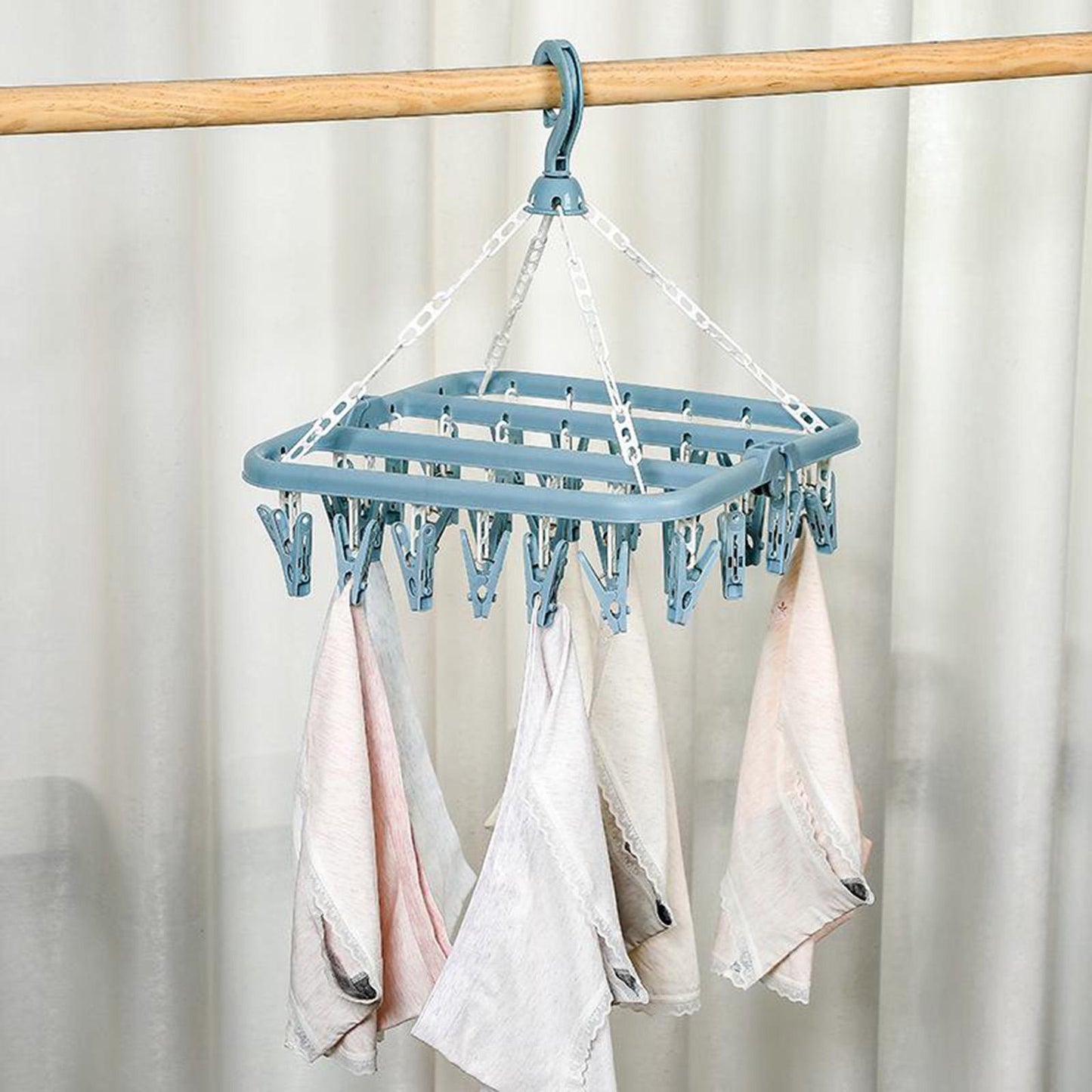 Cintre pince accroché à une corde à linge en extérieur par temps venteux