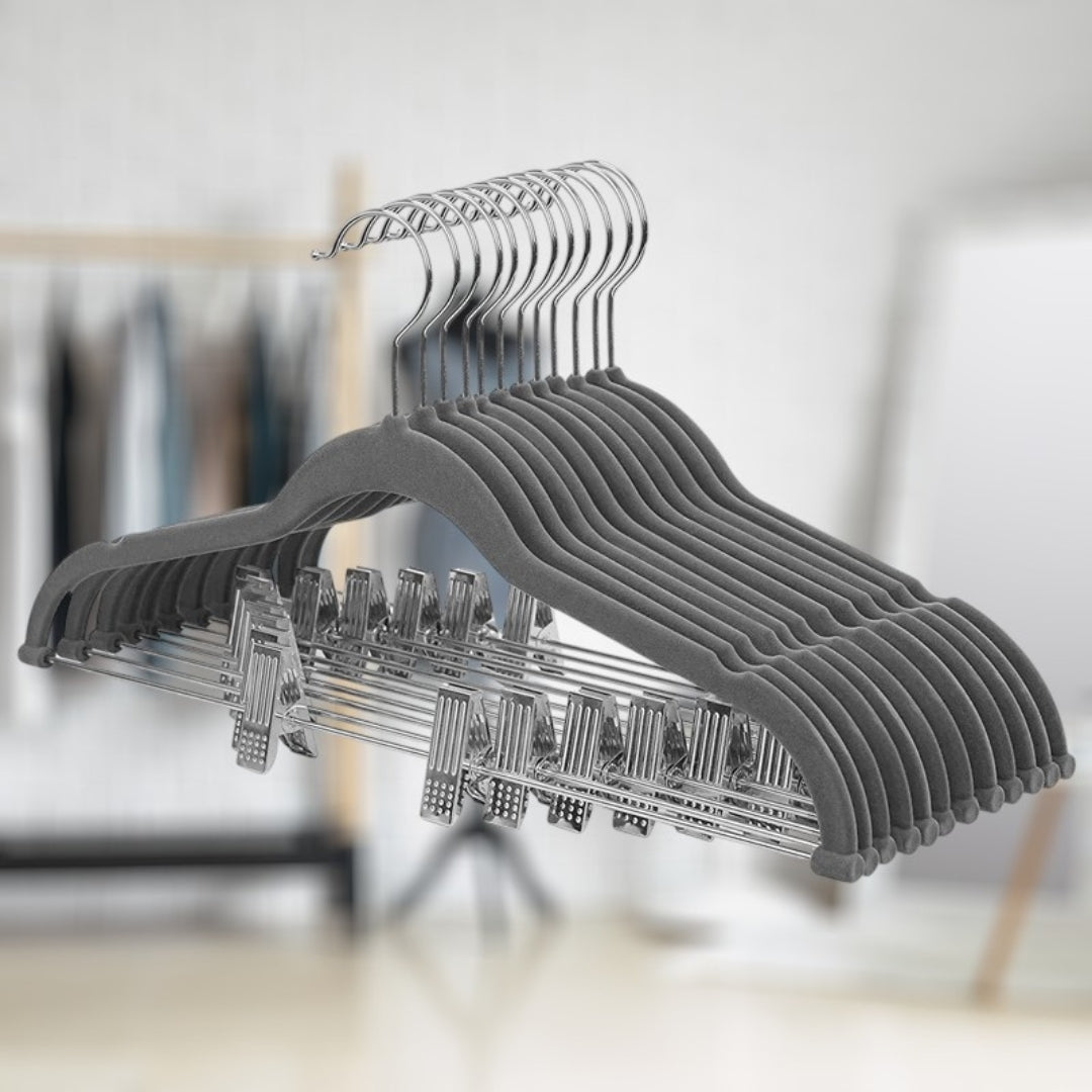 Zoom sur les clips rĂ©glables du cintre pince avec revĂȘtement doux gris