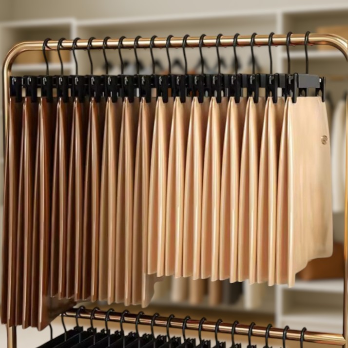 Décor élégant avec cintres pince utilisés dans un dressing minimaliste, aux matières naturelles et douces.