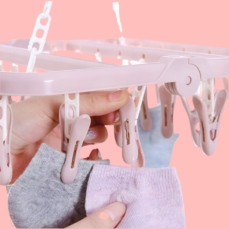 Vue rapprochée des 32 pinces solides du cintre pince en plastique écologique