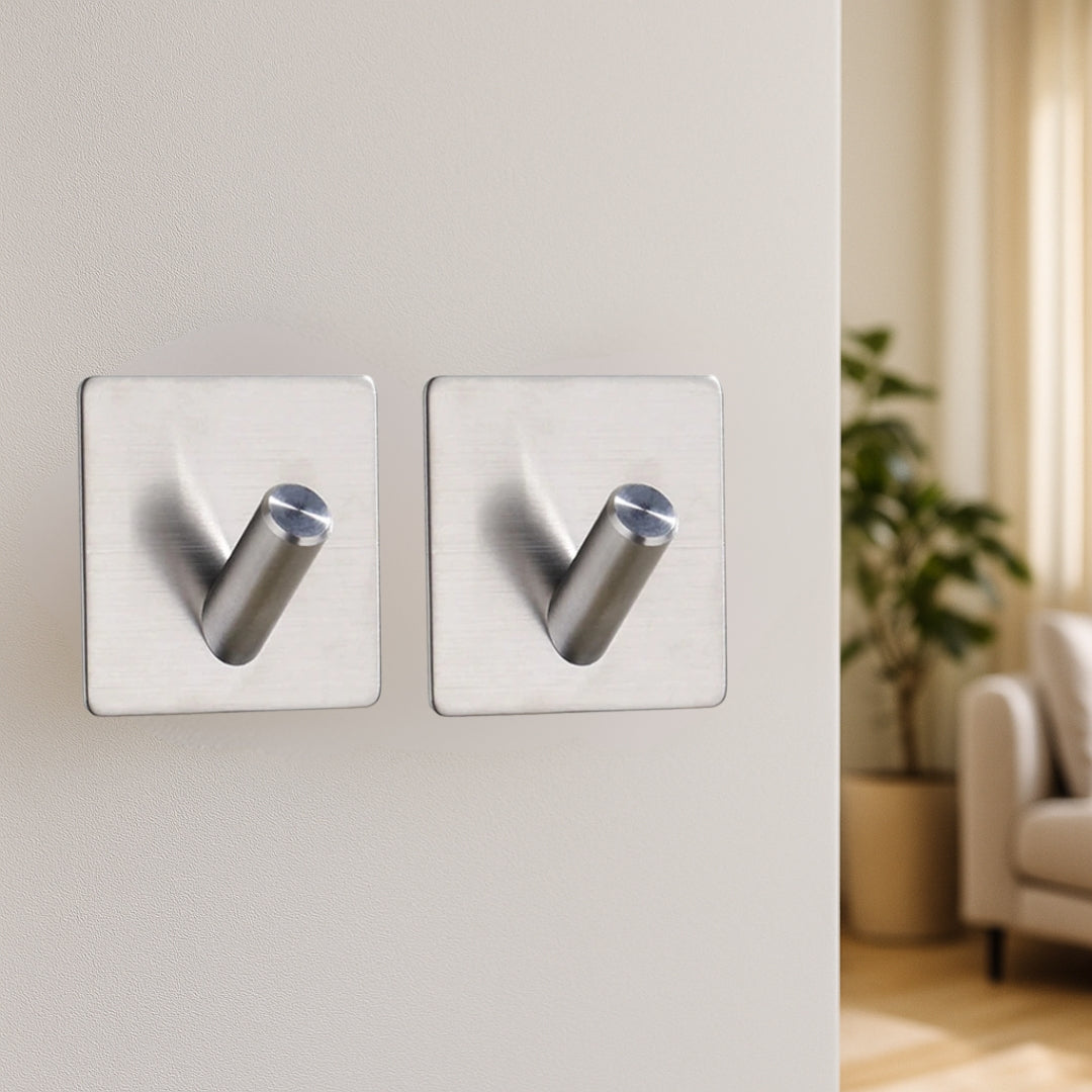 Crochets muraux carrés argent brossé, au design moderne et élégant, parfaits pour une salle de bain ou une entrée au style raffiné.