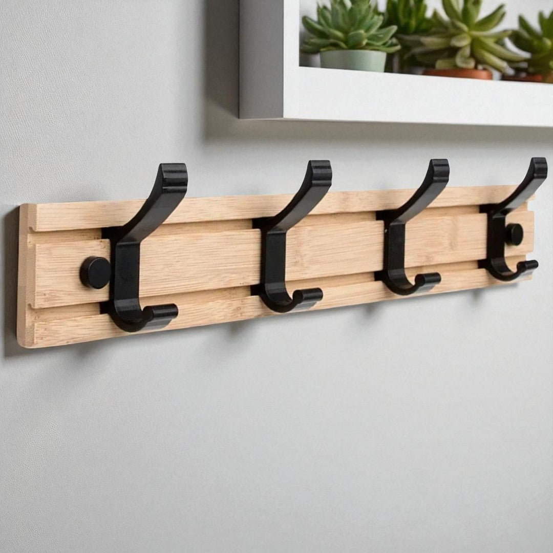Patère porte manteau quatre crochets en bois naturel, idéale pour optimiser l’espace dans une entrée ou un couloir étroit