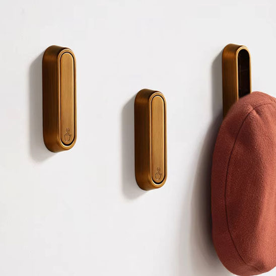 intérieur apaisé et bien rangé avec porte manteau mural discret et élégant