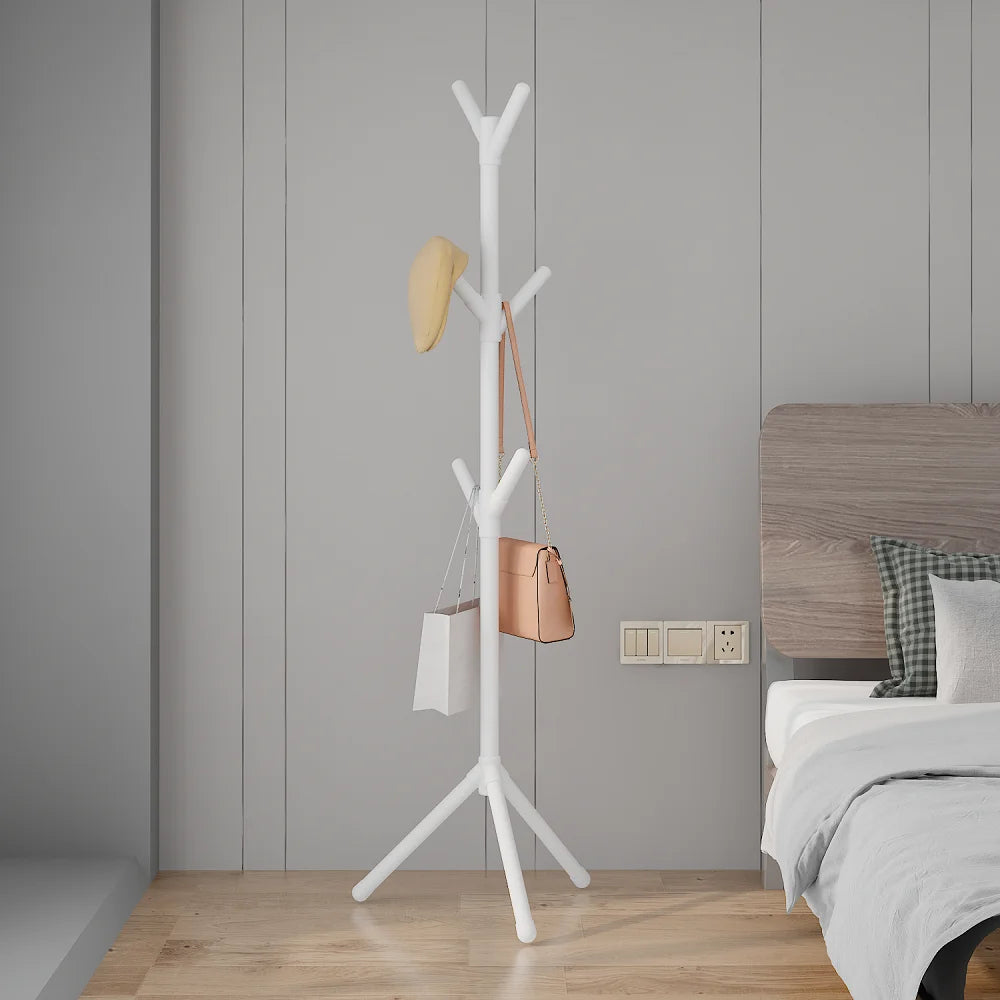 Porte-manteau-sur-pied-blanc lumineux et minimaliste, apportant douceur et harmonie dans un intérieur scandinave ou moderne
