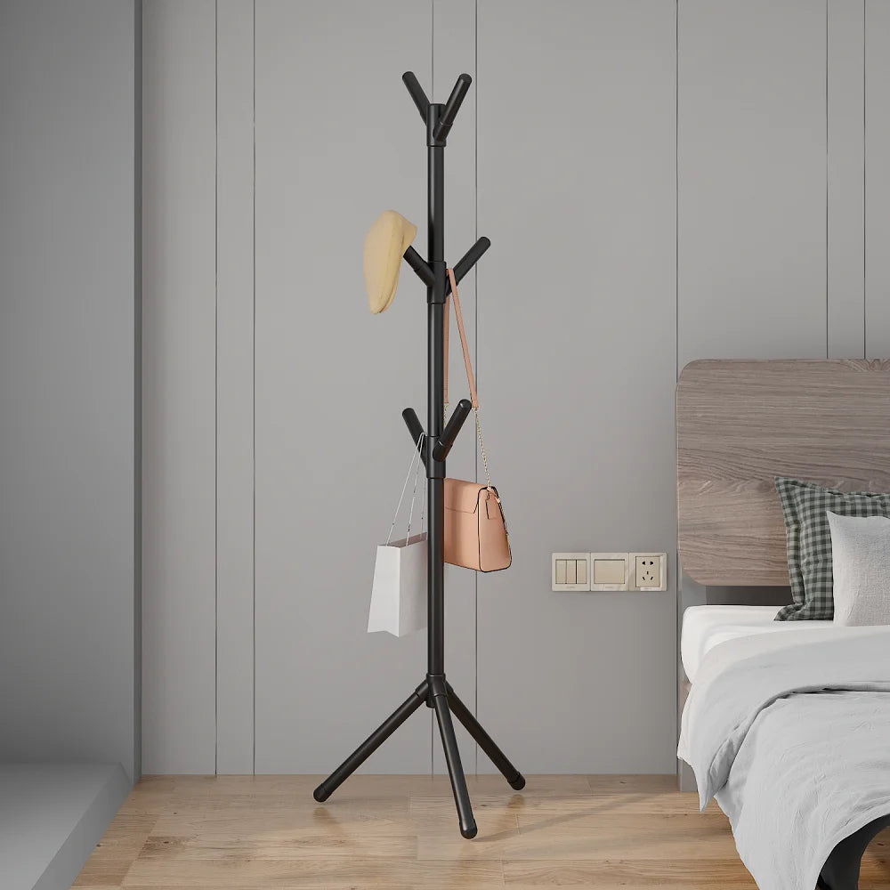 Porte-manteau-sur-pied-blanc élégant en bois, stable et raffiné, parfait pour suspendre manteaux et accessoires avec légèreté