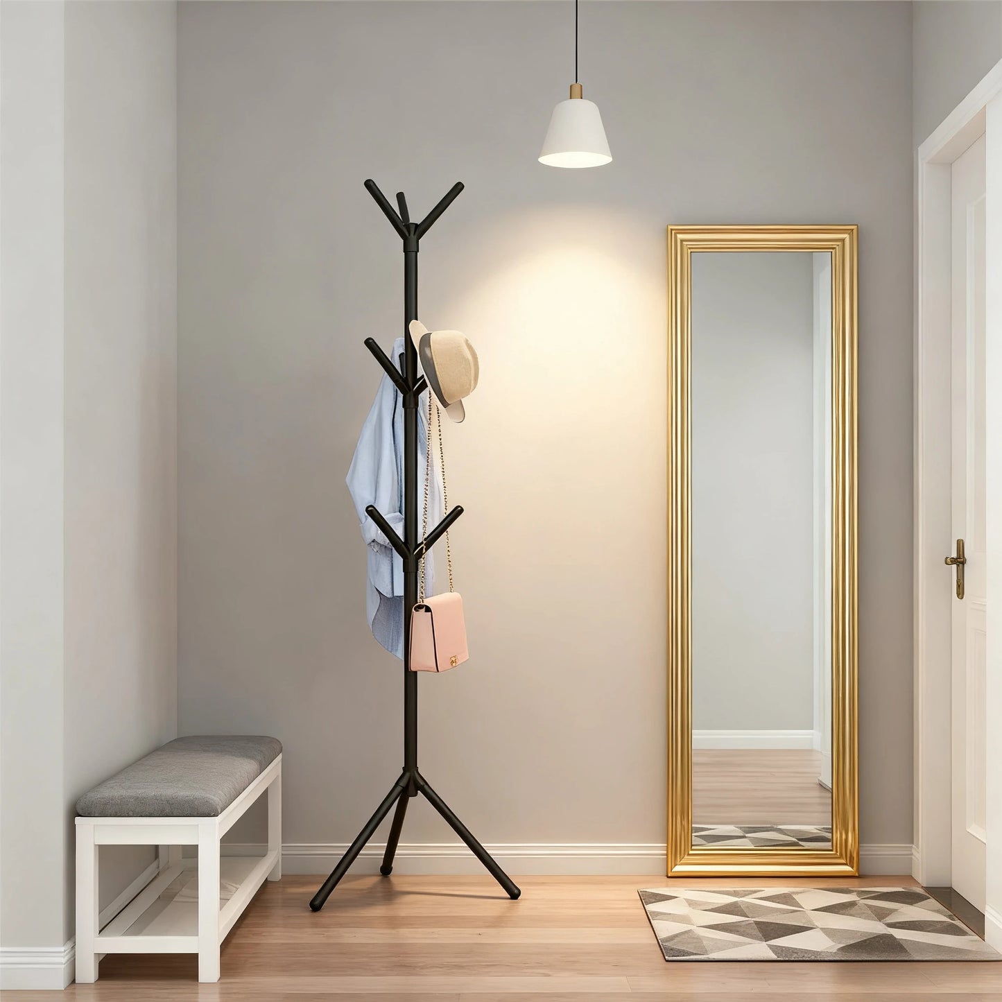 Porte manteau sur pied élégant aux finitions soignées, apportant une touche raffinée et moderne à l’entrée ou à la chambre