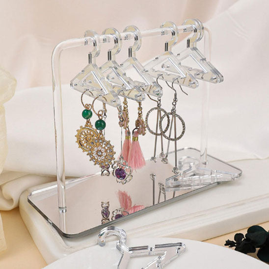 Rangement pour bijoux emballé dans une boîte cadeau avec un ruban, prêt à offrir.