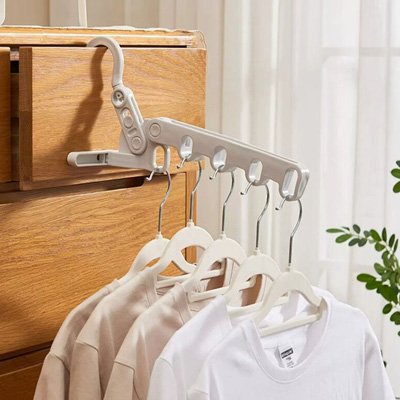 Porte cintre pliable avec système en cascade pour optimiser l'espace du dressing