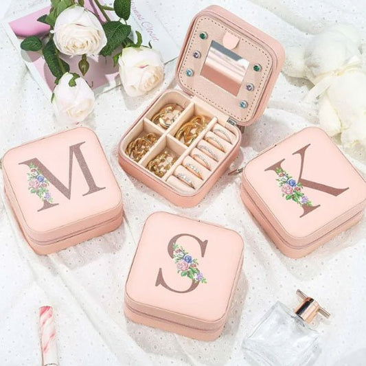 Boite à bijoux avec intérieur en velours protégeant les accessoires