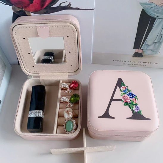 Boite à bijoux compacte ouverte avec bagues bien organisées