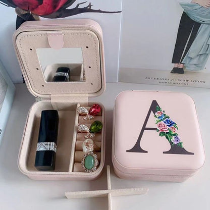 Boite à bijoux compacte ouverte avec bagues bien organisées