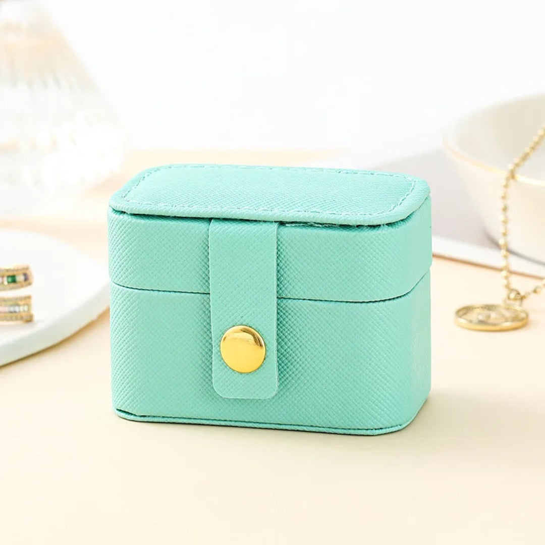 Compacte et raffinée, cette boite a bijoux de voyage cuir blue allie élégance et protection pour vos trésors lors de vos déplacements
