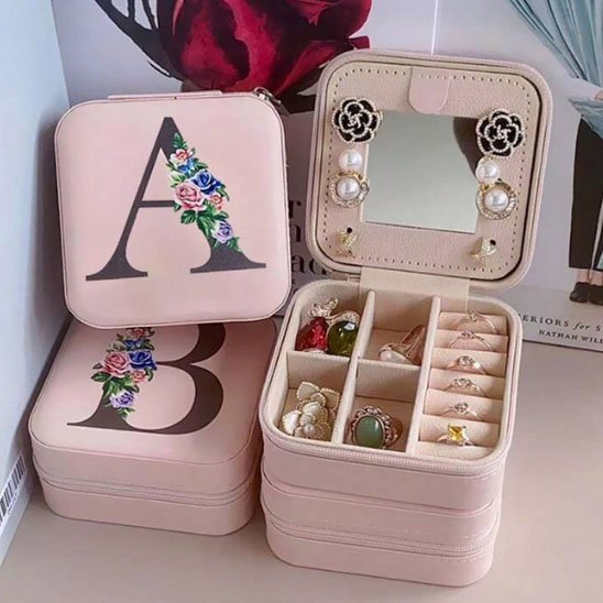 Boite à bijoux de voyage posée dans un sac à main élégant