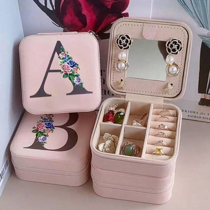 Boite à bijoux de voyage posée dans un sac à main élégant