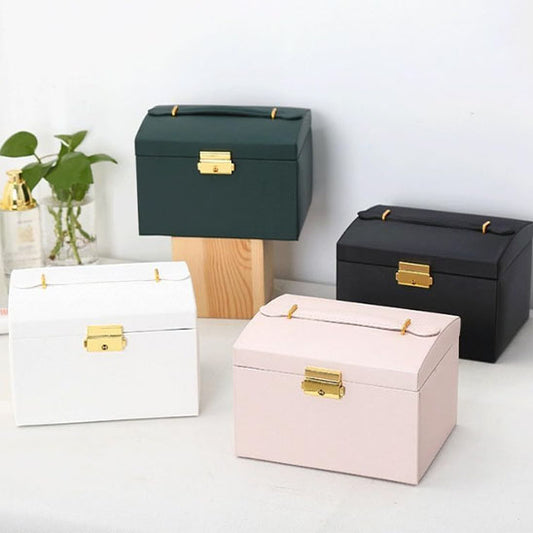 Boite à bijoux en cuir PU haut de gamme avec finition soignée et intérieur en velours doux.