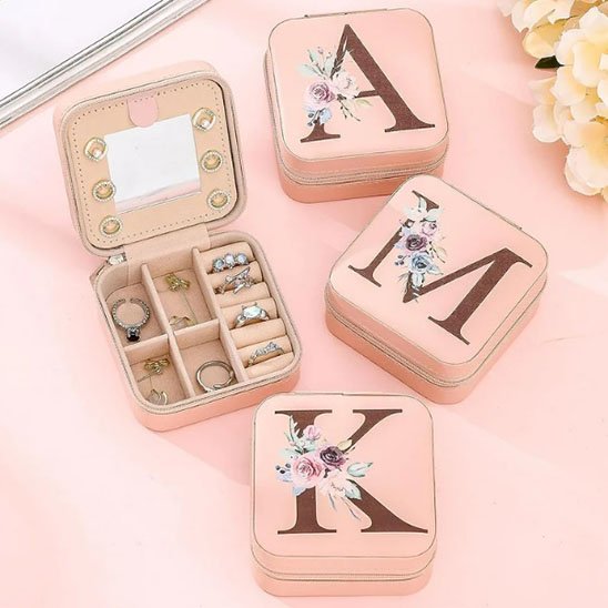 Boite à bijoux en cuir avec compartiments pour colliers et boucles d’oreilles