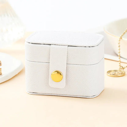 Élégante et pratique, cette boite a bijoux fille bagues blanc permet de transporter ses anneaux favoris en toute sécurité et avec style