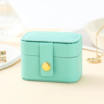 Compacte et raffinée, cette boite a bijoux fille cuir bleu allie élégance et protection pour vos trésors lors de vos déplacements