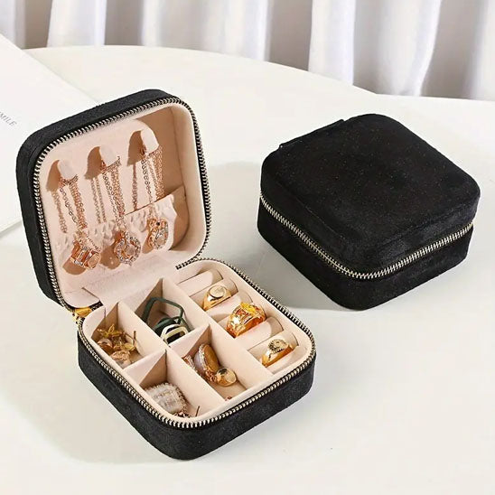 Boite a bijoux fille noir au style sobre et raffiné parfaite pour protéger vos bijoux avec élégance lors de vos déplacements
