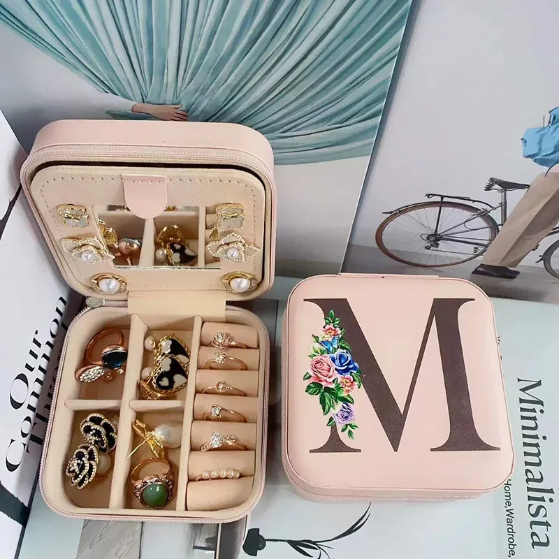 Boite à bijoux lettre M en cuir synthétique avec intérieur doux