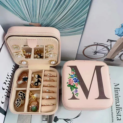 Boite à bijoux lettre M en cuir synthétique avec intérieur doux