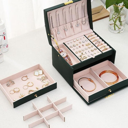 Boite à bijoux avec compartiments multiples pour organiser colliers, bagues et boucles d'oreilles sans désordre.