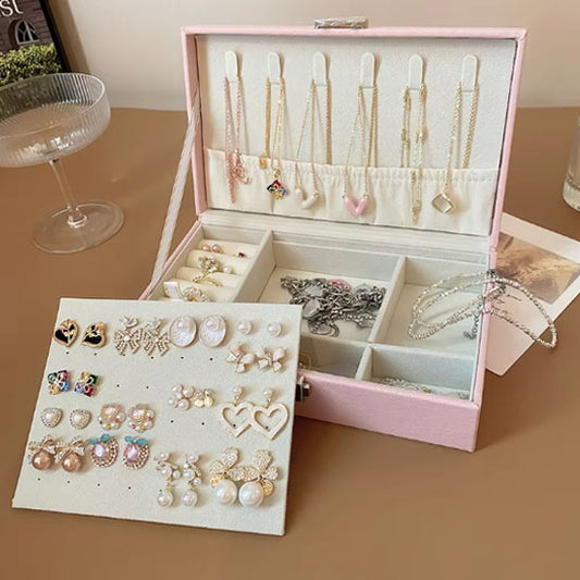 boite à bijoux compacte et élégante sur une coiffeuse