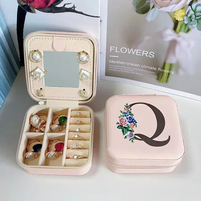 Boite à bijoux décorée initiale Q montrant compartiments ouverts