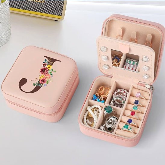 Boite à bijoux rose avec initiale personnalisée pour offrir en cadeau
